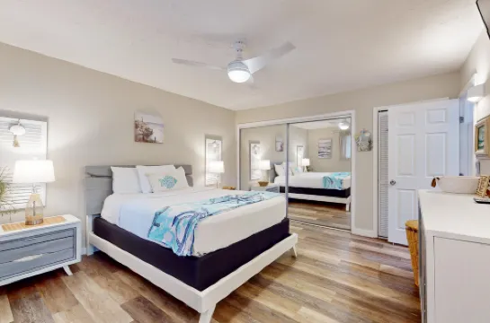 Bright condo with pool, W/D & central AC - close walk to the beach