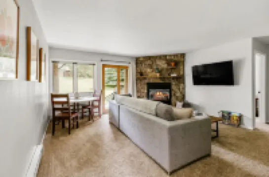 Stylish Condo with Hot Tub and Gas Fireplace - Cozy Mountain Retreat