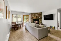 Private Patio and Community Hot Tubs - Chic Cozy Retreat