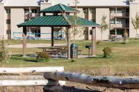 Ski-in/out Rustic Retreat - Car-free Mountain Sanctuary 布賴恩峰住宿飯店