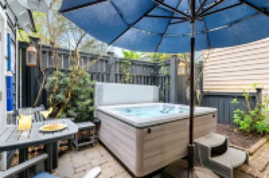 Luxurious Hot Tub and Steps to Waterfront Dining - Charming Retreat