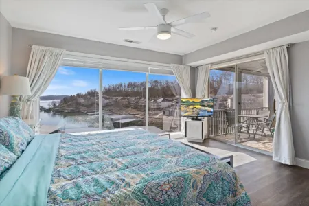 Waterfront Access and Pools - Gorgeous Lakeside Retreat