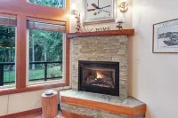 Gorgeous Wooded Retreat w/ Fireplace, Firepit, Deck, Yard, Washer/Dryer