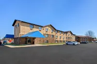 Econo Lodge Inn & Suites - 2-Star