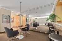 Golf Course View with Modern Comforts and Dining Options - Serene Retreat Hotel di Palm Harbor