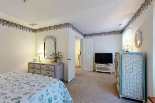 Cottages on Whites Creek house near beach w/private W/D, shared pool, free WiFi