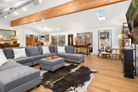 Spacious Living and Three Patios Near University - Charming Getaway Hotels in Fayetteville