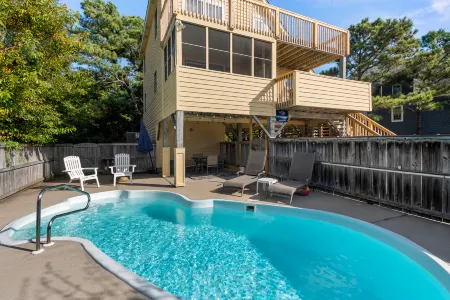 Cozy Living Space and Screened-in Porch - Inviting Coastal Retreat Отели рядом с достопримечательностью «Life is Good»