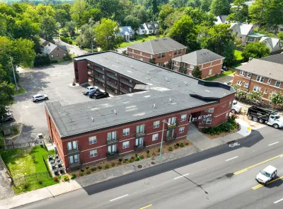 Spacious Living Area and Rooftop Bar Access - Stylish Haven Hoteles en Clarksville