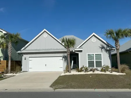 Coastal Dreamer-Family Friendly, 2 Kitchens, Golf Cart Included, Close to Beach
