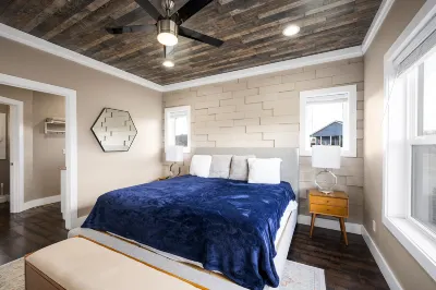 Hot Tub, Fire Pit, Complimentary Activities - Elegant Lake Oasis
