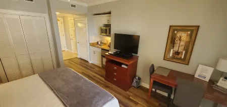 Ocean View and Pool Access - Stunning Romantic Getaway