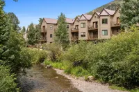 Ski Access and Scenic Balcony - Inviting Mountain Retreat