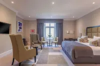 Oatlands Park Hotel فنادق في ويبريدج
