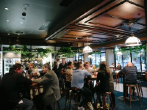 โรงแรมอเวนิว แคนเบอร์รา โรงแรมในBraddon