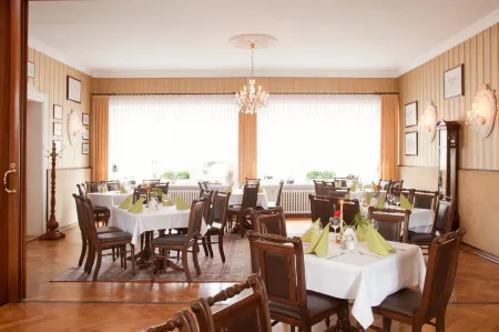 Hotel & Restaurant am Alten Rhin Отели в г. Нойруппин