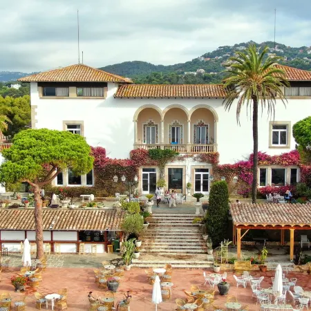 Hotel Roger de Flor by Seleqtta