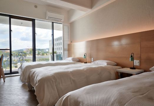 문 비치 팰리스 호텔의 넓은 로비와 휴식 공간