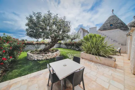 Trullo Carrubo - A few kilometers from Locorotondo Отели рядом с достопримечательностью «Centro Storico Locorotondo»