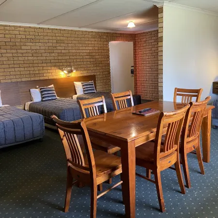 Newell Motor Inn Narrandera Отели в г. Наррандера