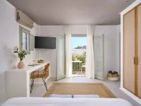 Adorno Beach Hotel and Suites Отели рядом с достопримечательностью «Пляж Орнос»