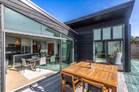 Taonga with Sea Views by Waiheke Unlimited