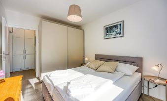 West Oasis with Terrace - Happy Rentals