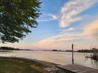 A true Hidden Gem waterfront lake home, w/breathtaking views Hotel a Gardner