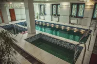 Али