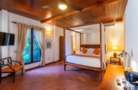 Estrada Hotel & Bistro - 3-Star
