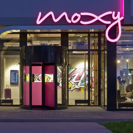 Moxy Stuttgart Airport/Messe Отели рядом с достопримечательностью «Развлекательный комплекс SI-Centrum в Штутгарте»