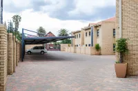 Camelot Guest House & Apartments - parking