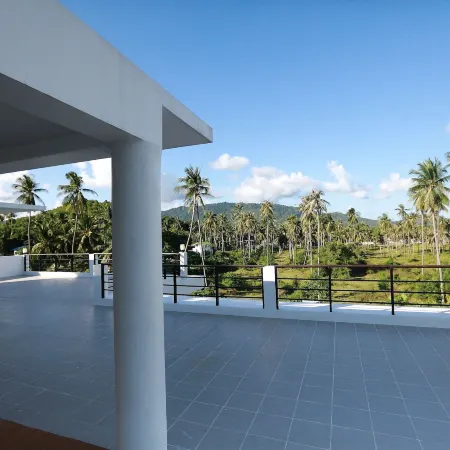 Samui Natien Village Отели рядом с достопримечательностью «Змеиная ферма»