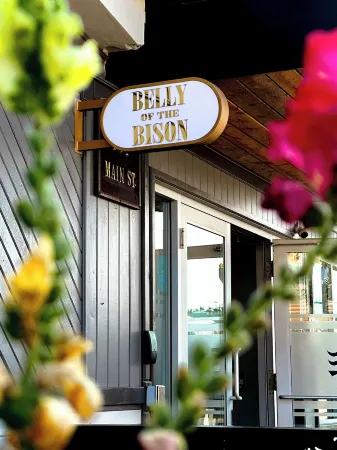 Edgewater Hotel Отели в г. Юкон