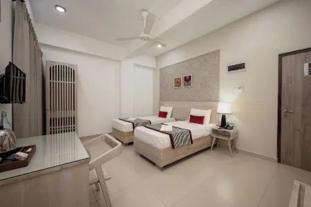 Hotel Oviya Отели рядом с достопримечательностью «Kandasamy Kovil»