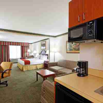 Holiday Inn Express & Suites TUPELO by IHG Rooms