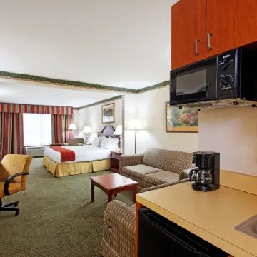 Holiday Inn Express & Suites TUPELO by IHG Hotels near Elvis Presley Birthplace
