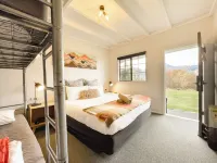 Kinloch Wilderness Retreat Hotels in 