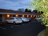 White Lanterns Motel - parking
