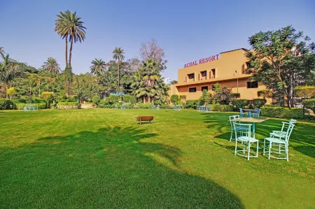 Achal Resort Отели рядом с достопримечательностью «Guru Sikhar»