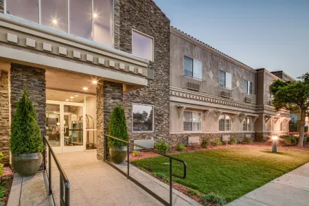 Holiday Inn Express & Suites Santa Clara Отели рядом с достопримечательностью «Калифорниас Грэйт Америка»