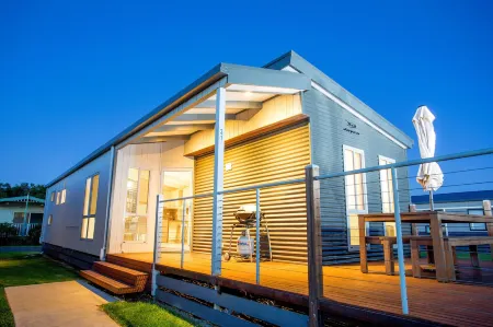Nrma Warrnambool Riverside Holiday Park Отели рядом с достопримечательностью «Deep Blue Hot Springs Warrnambool»