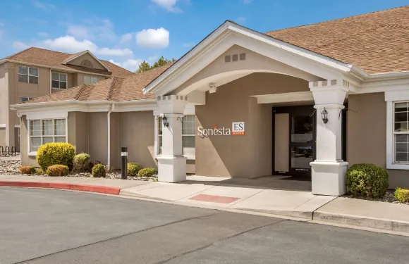 裏諾索尼斯塔ES套房酒店