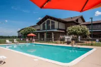 Round Hill Inn - Pools