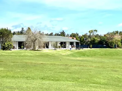 Heritage Park Lodge Hotel di 