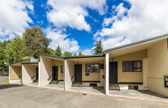 法官泳池汽車旅館