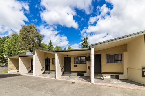 法官泳池汽車旅館