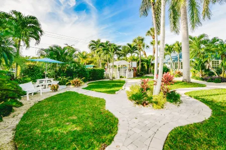 Tropical Breeze Resort Отели в г. Сиеста-Ки