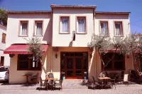 Queen Bee Hotel Hotels near Curetes Way