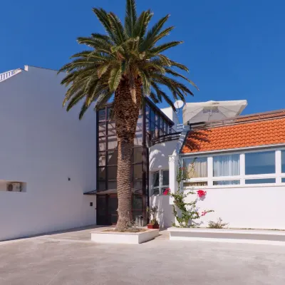 Hotel Ballet School Hotels near Lora